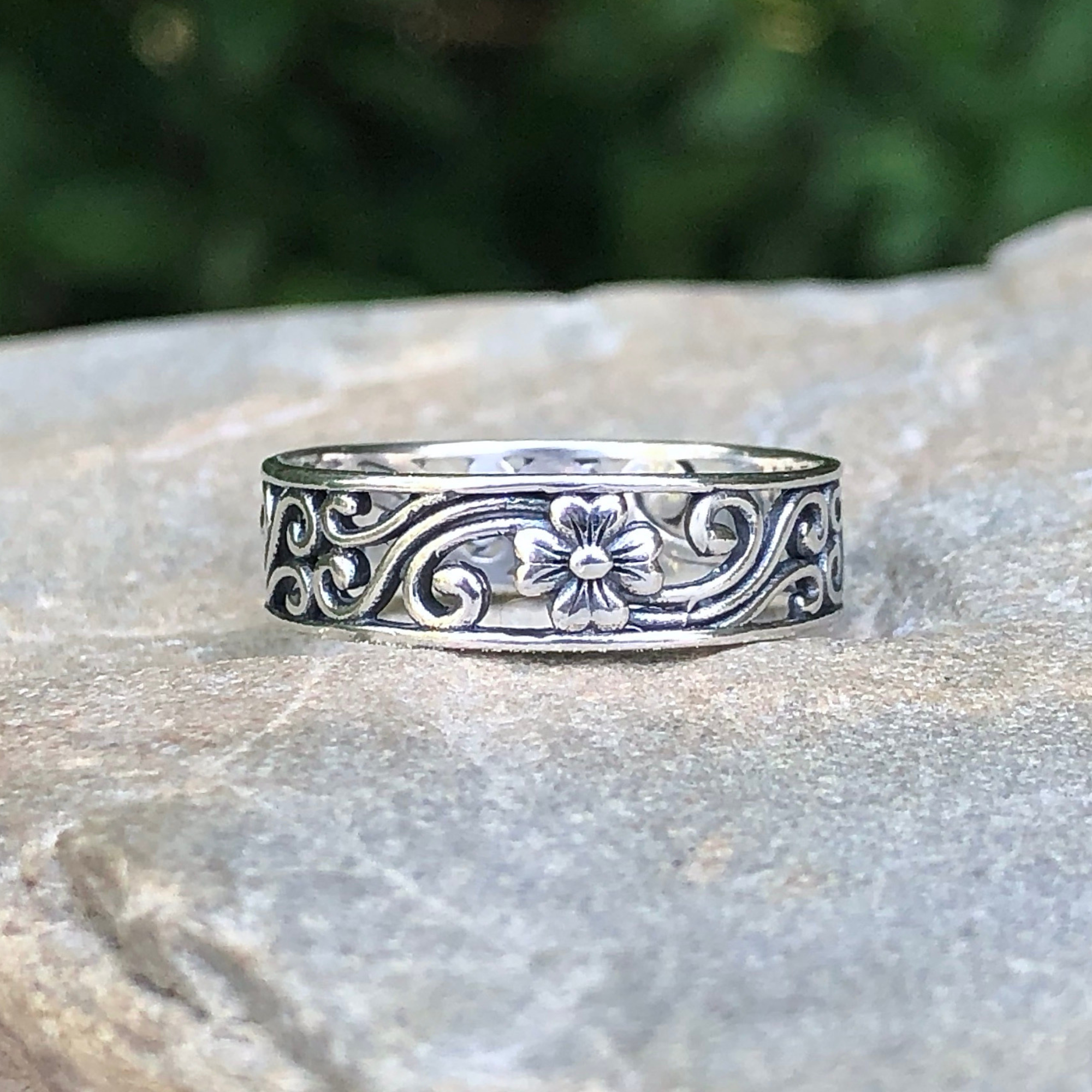 Silver Flower Filigree Band (Size 7)