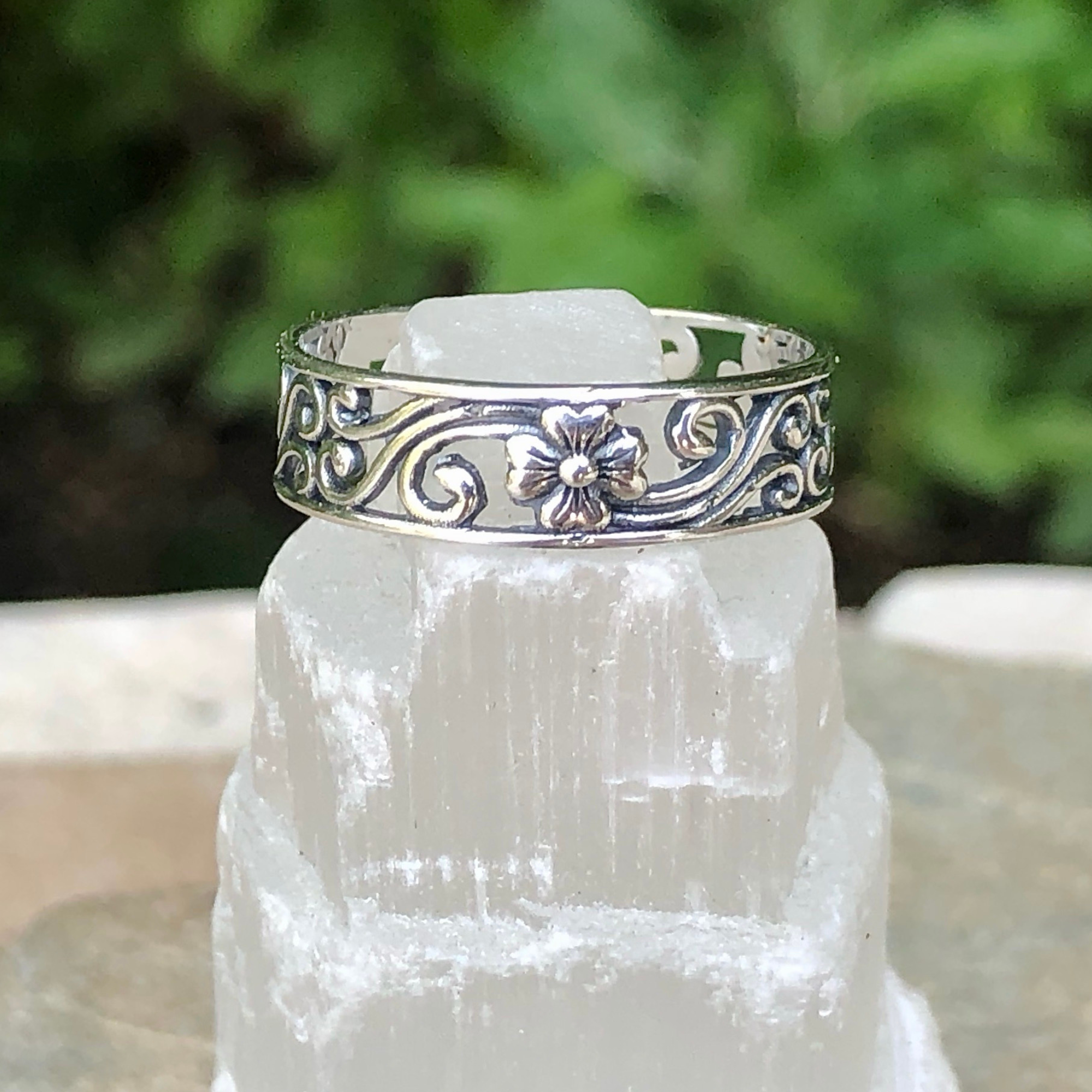 Silver Flower Filigree Band (Size 7)