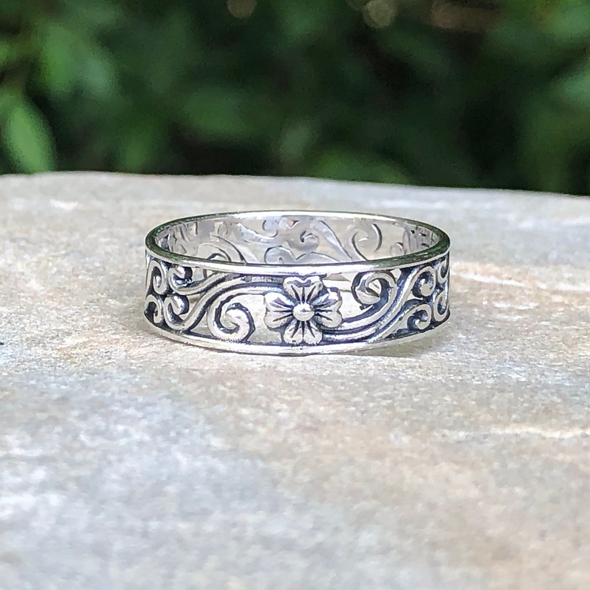 Silver Flower Filigree Band (Size 7)
